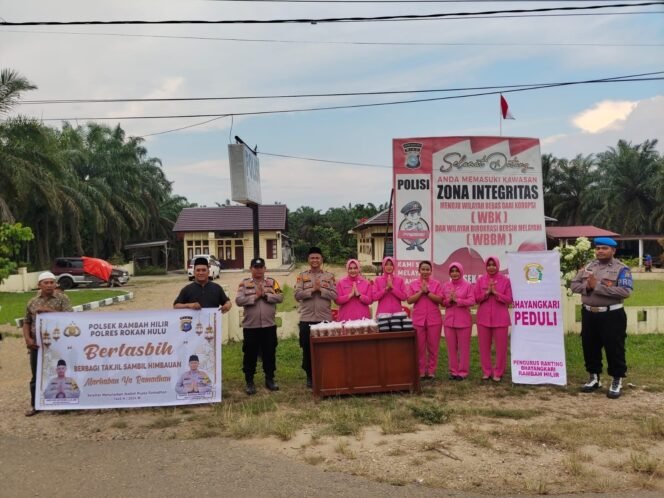
Ramadhan Berbagi, Bhayangkari Ranting Rambah Hilir Bagikan Takjil Kepada Masyarakat