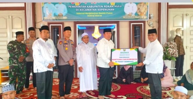 
Safari Ramadhan di Kepenuhan, Bupati Sukiman Salurkan Bantuan Mesjid dan Anak Yatim