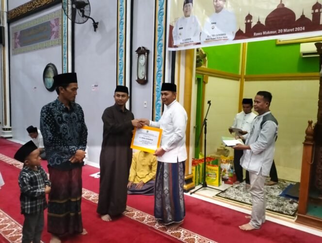 
Safari Pemkab, Wabup Rohul Rohul Serahkan Bantuan Untuk Anak Yatim di Bonai Darussalam
