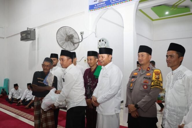 
Wakapolres Rohul Dampingi Wabup Indra Gunawan Safari Ramadhan Di Masjid Mukhlisin