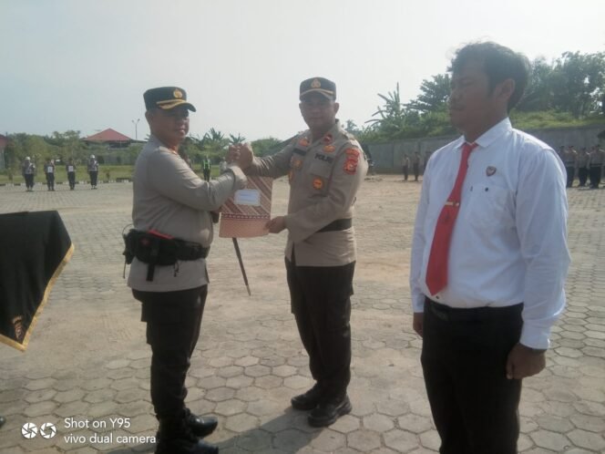 
<span style='color:#ff0000;font-size:14px;'>Dinilai Berhasil Dalam Pemberantasan Narkoba</span> <br> Kapolsek Rambah Hilir Terima Penghargaan Dari Kapolres Rohul