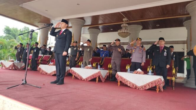 
Dihadiri Wakapolres Rohul, Wabup H. Indra Gunawan Pimpin Upacara Hardiknas Tahun 2024