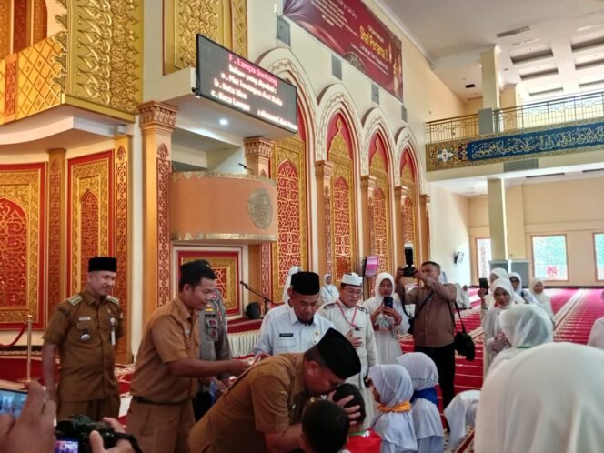 
Dibuka Asisten I, Ribuan Murid Raudhatul Athfal se Rohul Ikuti Praktik Manasik Haji