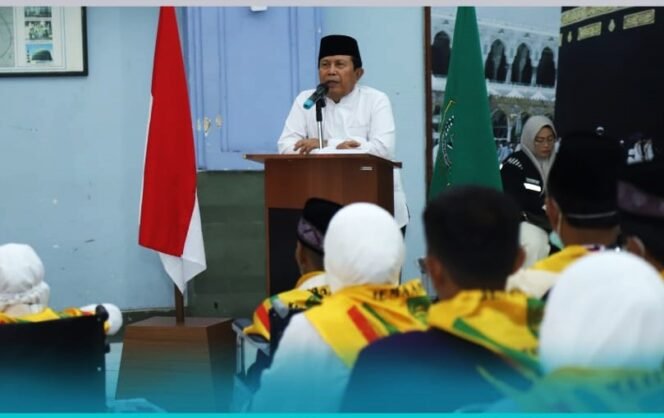 
FOTO : Bupati Rokan Hulu H. Sukiman secara resmi melepas keberangkatan 470 Jamaah Calon Haji Rohul melalui Embarkasi Batam