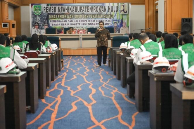 
Dinas PUPR Rohul Gelar Pembekalan dan Uji Sertifikasi Kompetensi Tenaga Kerja Konstruksi
