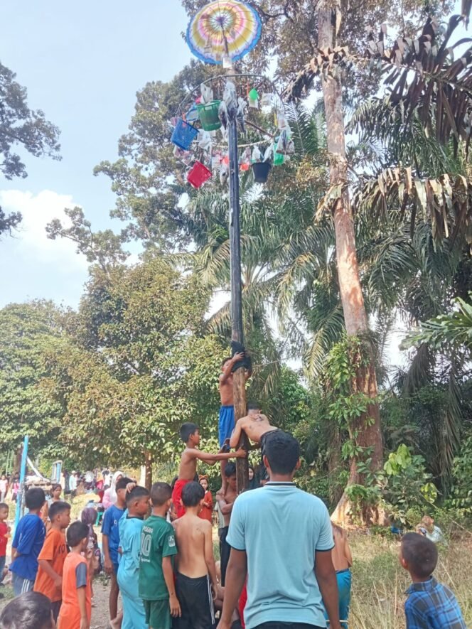 
Meriahkan Idul Adha 1445 H, HPNDS Gelar Lomba Panjat Pinang