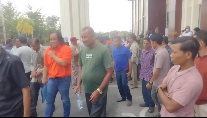 
Pengurus dan Anggota Koperasi Sawit Timur Jaya Hadiri Sidang Class Action