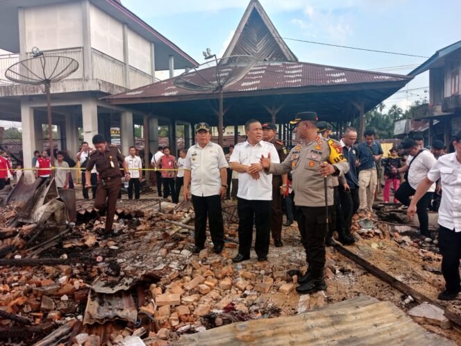 
Bupati Sukiman Dampingi Pj Gubri Tinjau Lokasi Kebakaran di Langkitin Rohul