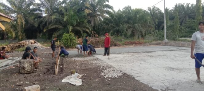 
Pemuda Karang Taruna Kepenuhan Makmur Gotong Royong Bangun Lapangan Voli