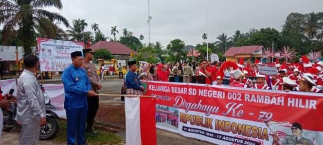 
Antusiasme Warga Rambah Hilir Ikuti Karnaval