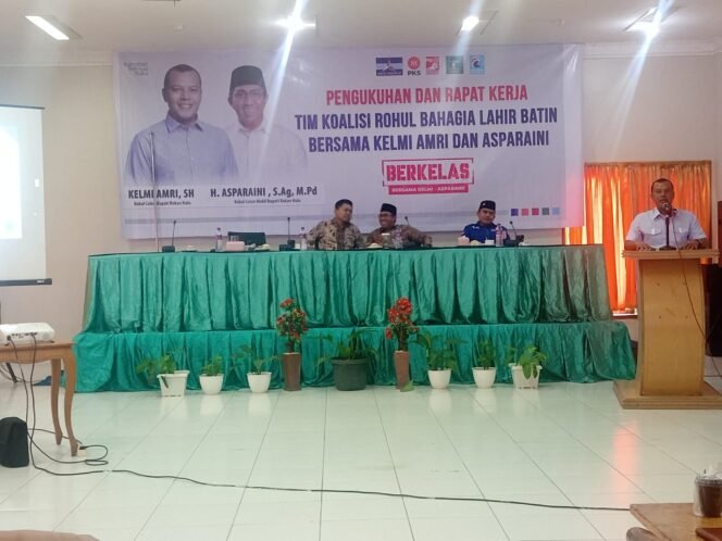 
Kelmi Amri dan Asparaini Kukuhkan Tim Koalisi ‘Rohul Bahagia Lahir Batin’ dalam Rapat Kerja