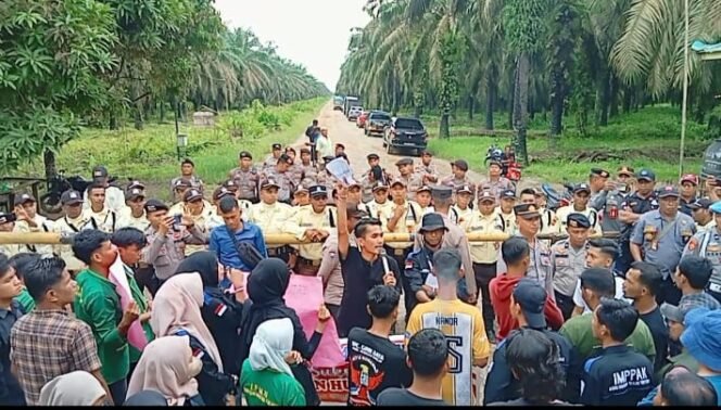 
Tuntut Beasiswa, Ratusan Mahasiswa Bersama Masyarakat Empat Desa Demo PT. SJI Coy