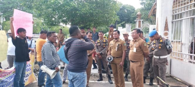 
Masa Geruduk Kantor Bupati Rohul, Soal Limbah PKS PT SKA Desa Sungai Kuning Tak Kunjung Selesai