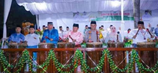 
FOTO : Bupati Rokan Hulu bersama Forkompinda menabuh Beduk Malam Takbiran Hari Raya Idul Adha, Ahad, 16 Juni 2024 malam.