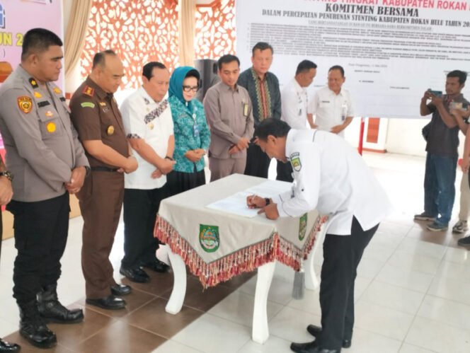 
Bupati Sukiman Teken Komitmen Penurunan Prevalensi Stunting