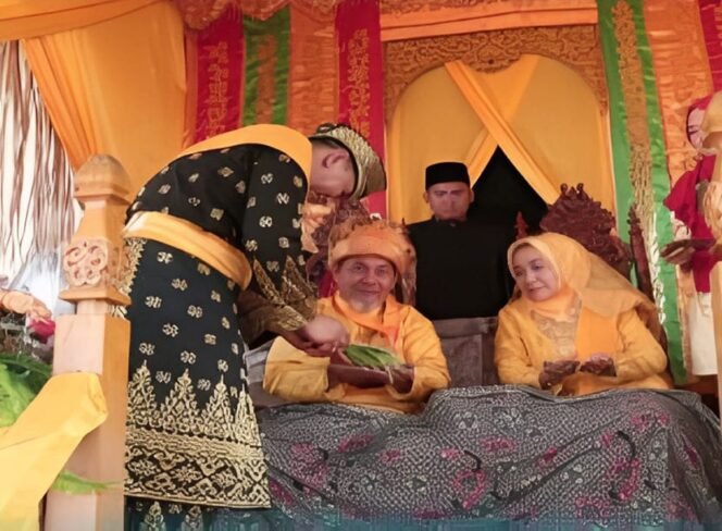 
Wabup Rohul Hadiri Prosesi Penobatan Raja Ke XII Luhak Rokan