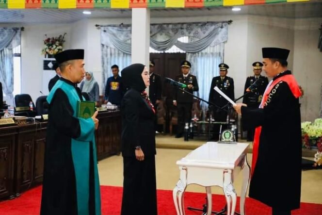 
<span style='color:#ff0000;font-size:14px;'>Melalui Rapat Paripurna DPRD Rohul</span> <br> Galeri : Hj. Sumiartini Resmi Dilantik Sebagai Ketua DPRD Rohul Periode 2024-2029 Sebagai Ketua DPRD Rohul