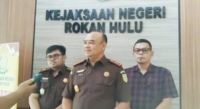 
Kejari Rohul Limpahkan Tersangka Korupsi PADes Kepenuhan Baru ke Pengadilan
