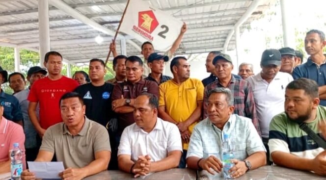 
Unggul di Pilkada Rohul, Massa Pendukung Anton-Poti Gelar Tradisi Unik Rayakan Kemenangan