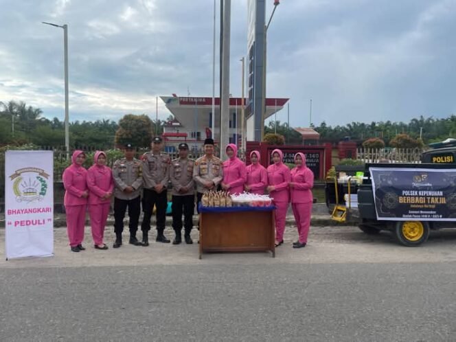 
<span style='color:#ff0000;font-size:14px;'>Ramadhan Berkah</span> <br> Kapolsek Kepenuhan Bersama Personil dan Bhayangkari Berbagi Takjil Kepada Masyarakat