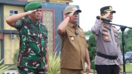 FOTO : Wakil Bupati Rokan Hulu H. Syafaruddin Poti, SH, MM bersama Wakapolres Rokan Hulu Kompol Rahmat Hidayat, SIK memimpin Apel Gelar Pasukan Operasi Kepolisian Terpusat Ketupat 2025, di Halaman Mapolres Rokan Hulu pada Kamis (20/3/2025).