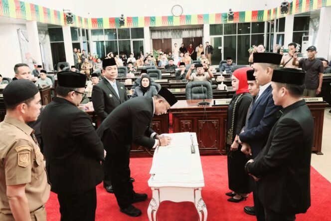 
FOTO : Galeri : Bupati dan Wakil Bupati Rohul 2025-2030 Resmi Dilantik, DPRD Gelar Sidang Paripurna Sertijab, Di Ruang Paripurna DPRD Rohul, Selasa (4/3/2025)