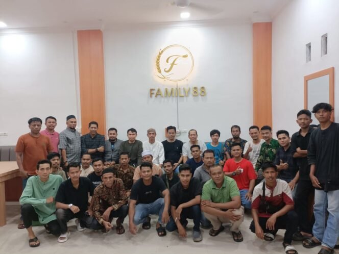 
Karyawan PT SJI Kota Tengah Putra Daerah Adakan Buka Puasa Bersama Di Family 88