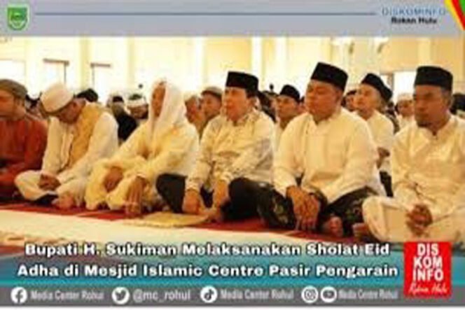 
Bupati Rohul H. Sukiman Bersama Masyarakat Sholat Idul Adha 1445 H di islamic Center