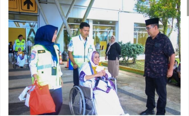 
Kadis Kominfo Rohul Bersama Camat Rambah Samo Lepas Keberangkatan JCH Rohul