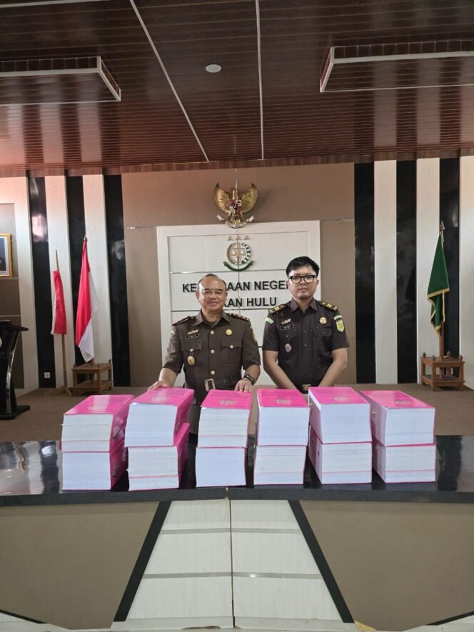 
Enam Tersangka Dugaan Korupsi Pupuk Subsidi di Rohul Dilimpahkan ke Pengadilan Tipikor Pekanbaru