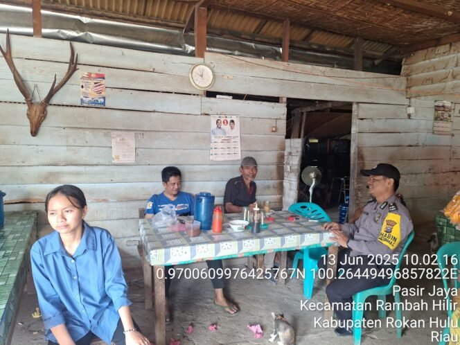 
Gelar Jumat Curhat, Polsek Rambah Hilir Sambangi Tokoh Masyarakat Pasir Jaya