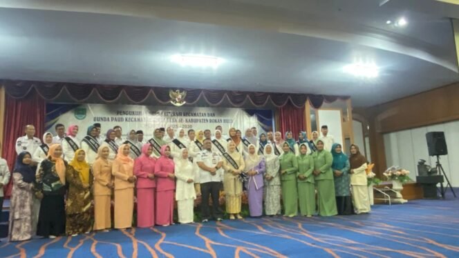 
<span style='color:#ff0000;font-size:14px;'>Bunda PAUD dan Bunda Literasi Kecamatan dan Desa Dikukuhkan</span> <br> Bunda PAUD Rohul dr Yeni : Motor Penggerak SDM Anak Sejak Dini dan Budaya Literasi