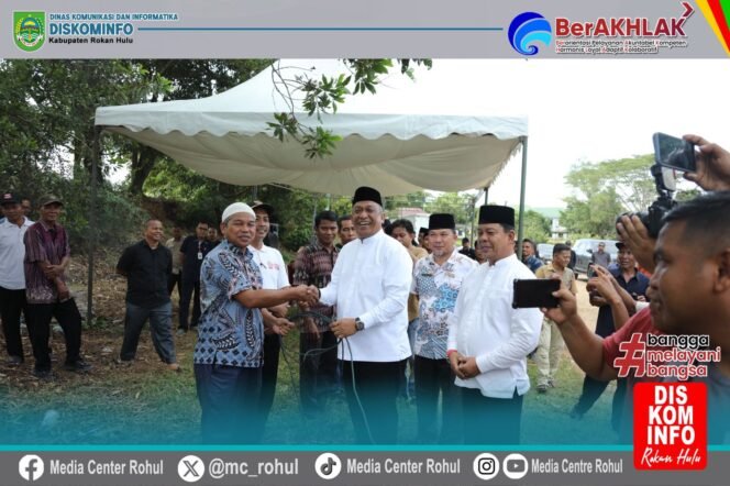 
Bupati Rohul Anton Serahkan 96 Hewan Qurban Jelang Hari Raya Idul Adha 1446 H