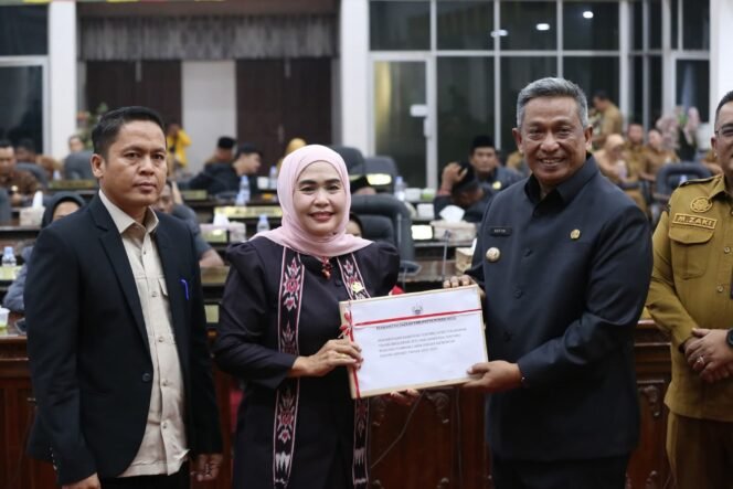 
Galeri : DPRD Rohul Gelar Rapat Paripurna, APBD-P 2024 Senilai 2 Triliun Disahkan