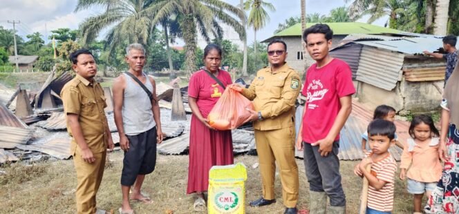 
Kades Ulak Patian Serahkan Bantuan Untuk Korban Musibah Kebakaran