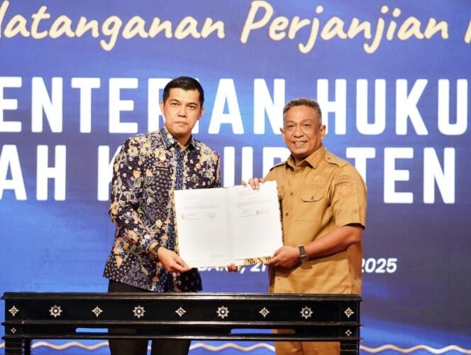 
Bupati Rohul Anton Terima Penghargaan dari Kemenkumham RI