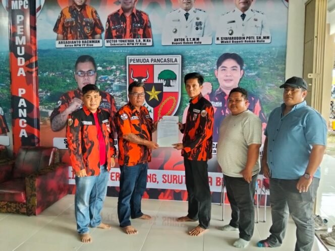 
Ketua MPC PP Rohul Resmi Serahkan SK Karateker PAC Kecamatan Ujung Batu